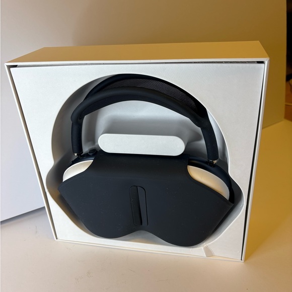 Air Pods Maxx Midnight Over-Ear Headphones w/ Smart Case & USB-C Cable - Picture 2 of 10